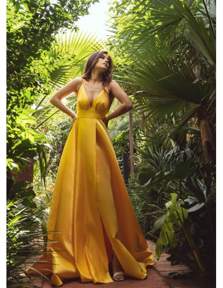 Vestido largo amarillo con escote pronunciado y corte princesa