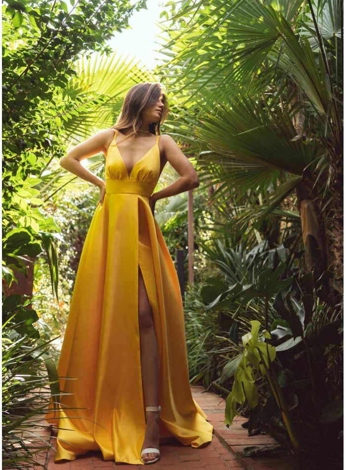 Vestido largo amarillo con escote pronunciado y corte princesa