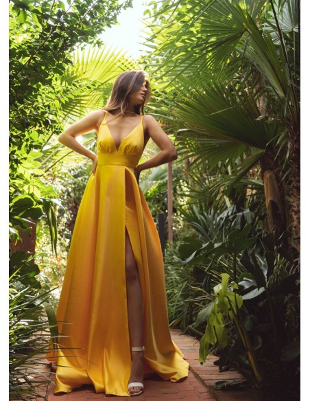 Vestido largo amarillo con escote pronunciado y corte princesa