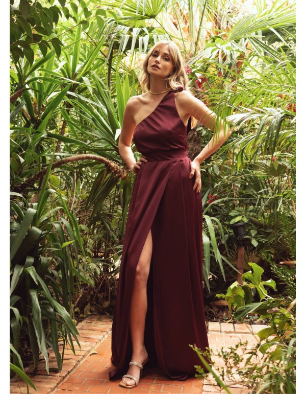 Longue robe bordeaux à encolure asymétrique et jupe ouverte