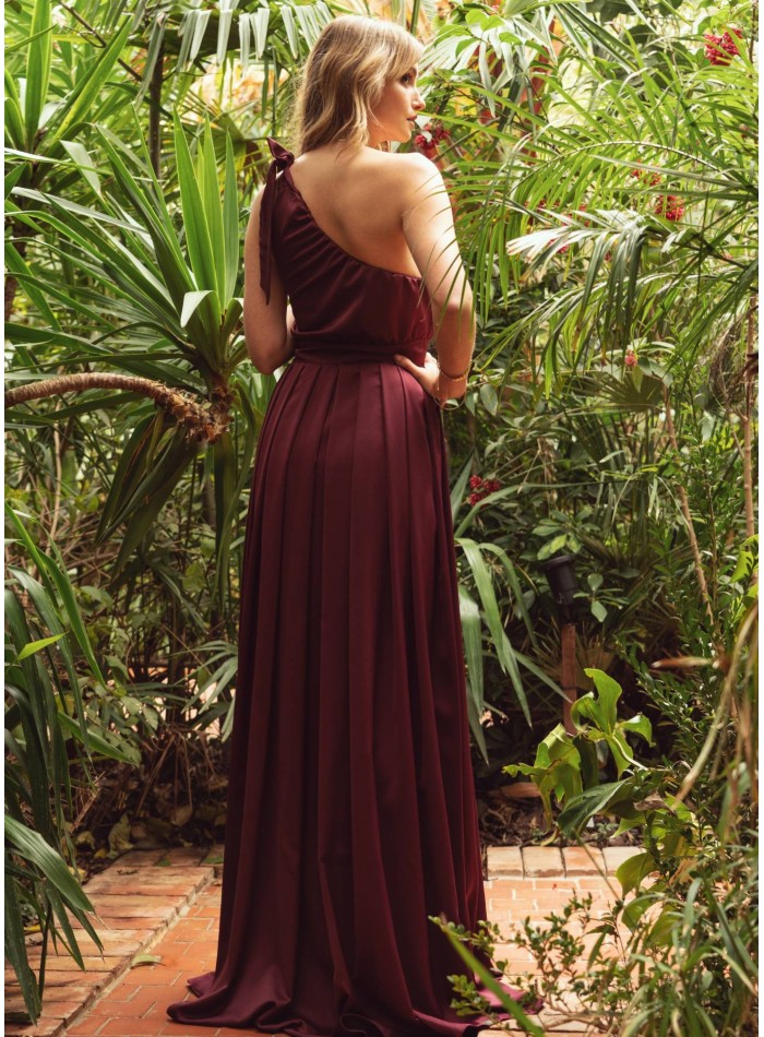 Vestido largo burdeos con escote asimétrico y falda con apertura