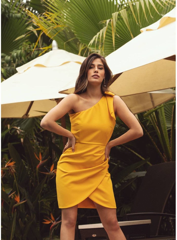 Robe courte jaune à encolure asymétrique et nœud papillon