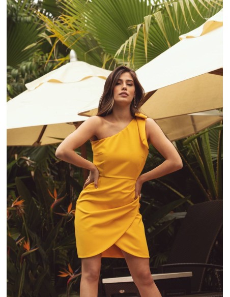 Robe courte jaune à encolure asymétrique et nœud papillon