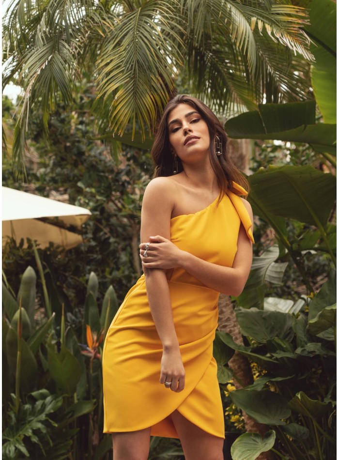 Robe courte jaune à encolure asymétrique et...