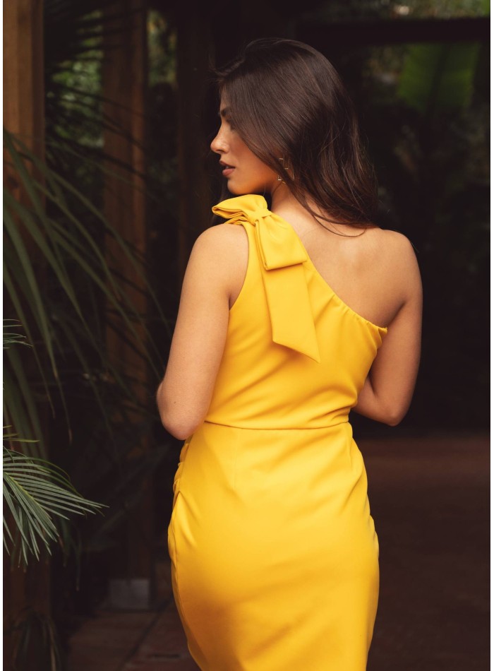 Short yellow dress with asymmetrical neckline...