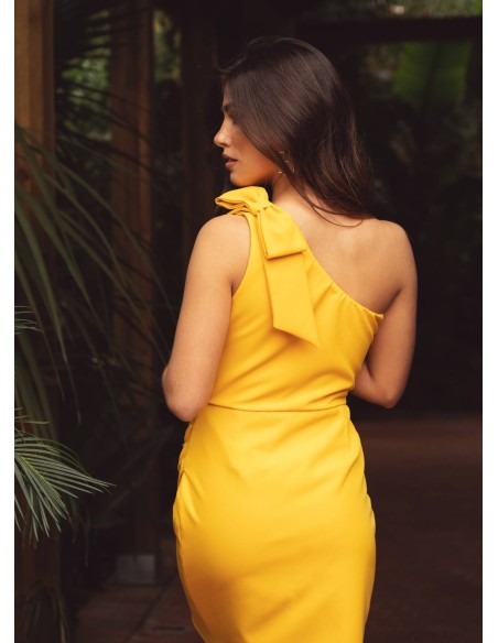 Vestido corto amarillo con escote asimétrico y detalle de lazo