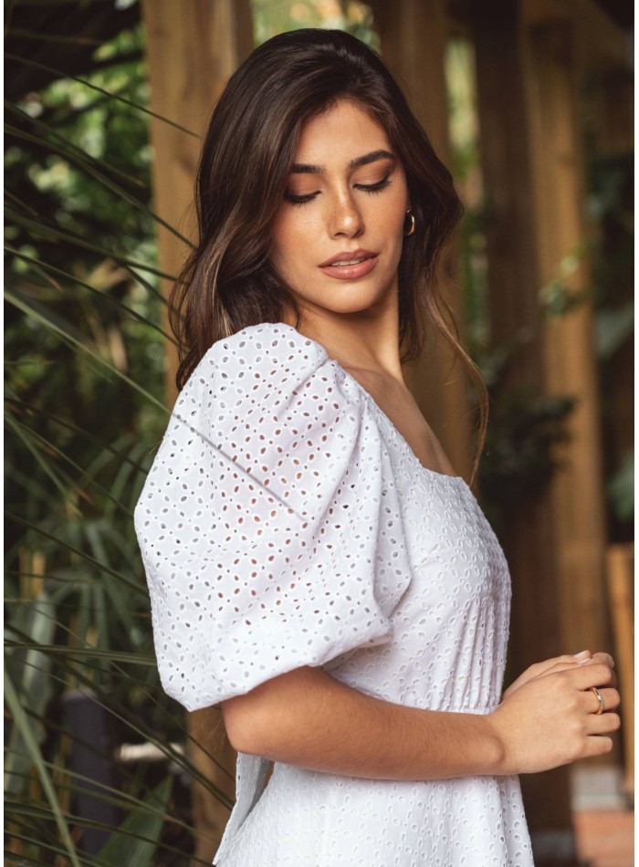 Vestido midi blanco con bordado inglés