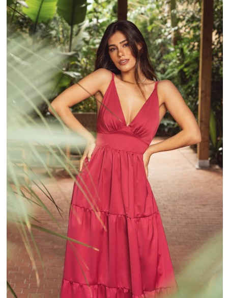 Longue robe rouge avec décolleté plongeant et volants