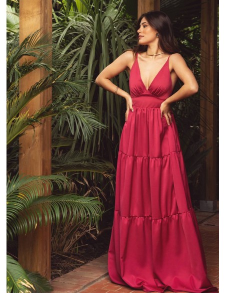 Vestido largo rojo con escote pronunciado y volantes