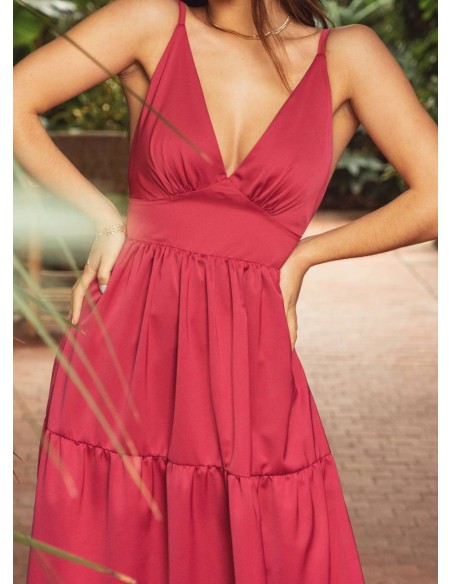 Longue robe rouge avec décolleté plongeant et volants