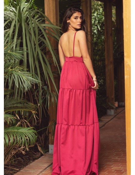 Longue robe rouge avec décolleté plongeant et volants