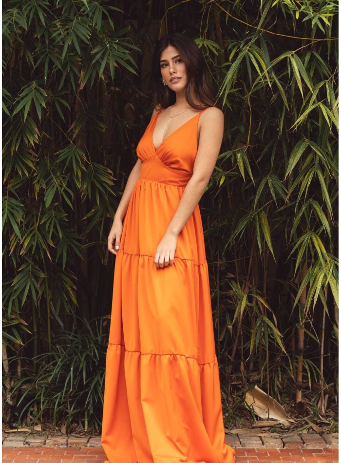 Longue robe orange avec décolleté plongeant et volants