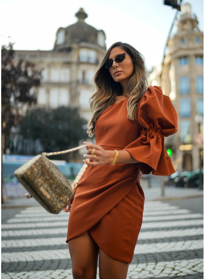 Asymmetrical short russet dress with sleeves