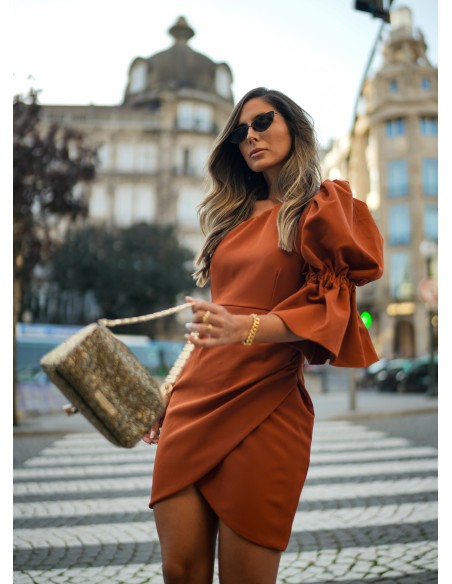 Robe courte asymétrique à manches rousses