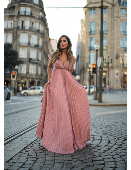 Vestido largo plisado con escote pronunciado rosa