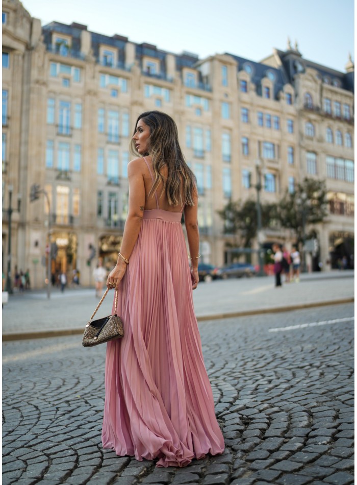 Vestido largo plisado con escote pronunciado rosa