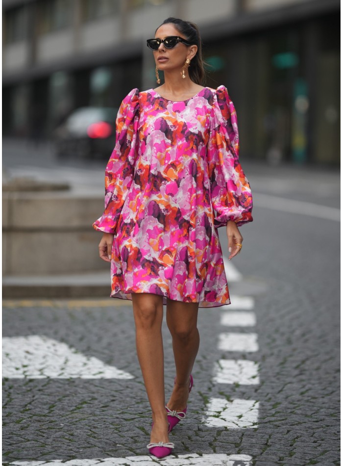 Vestido corto con estampado floral en tonos rosas