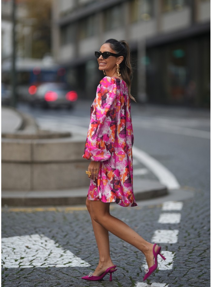 Vestido corto con estampado floral en tonos rosas
