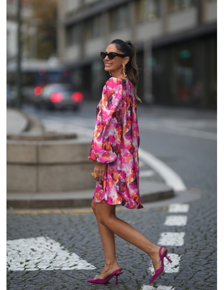 Vestido corto con estampado floral en tonos rosas Vestido corto con estampado floral en tonos rosas