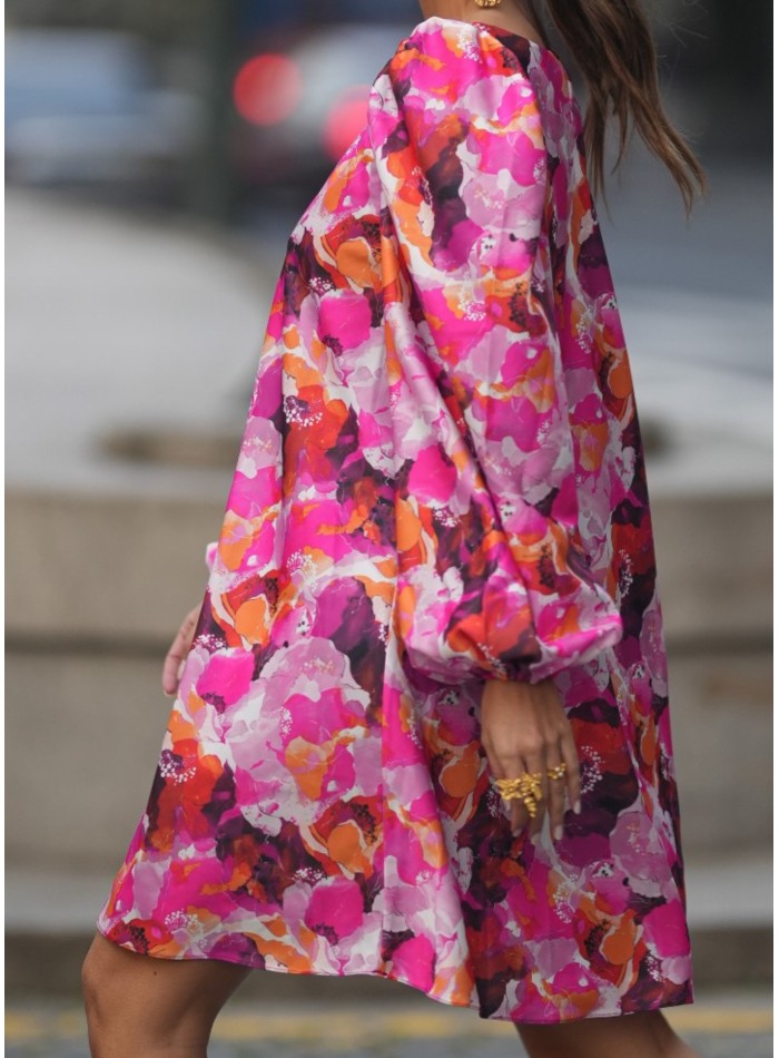 Vestido corto con estampado floral en tonos rosas
