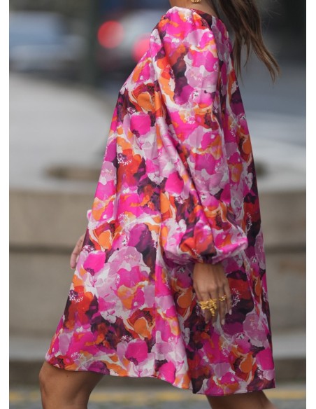 Vestido corto con estampado floral en tonos rosas Vestido corto con estampado floral en tonos rosas