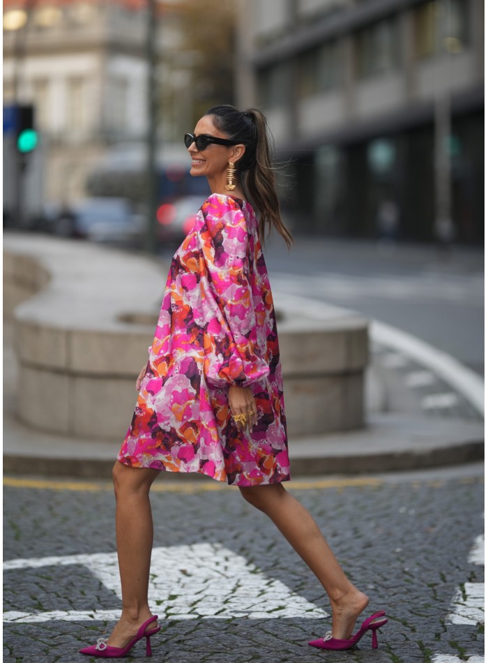 Vestido corto con estampado floral en tonos rosas