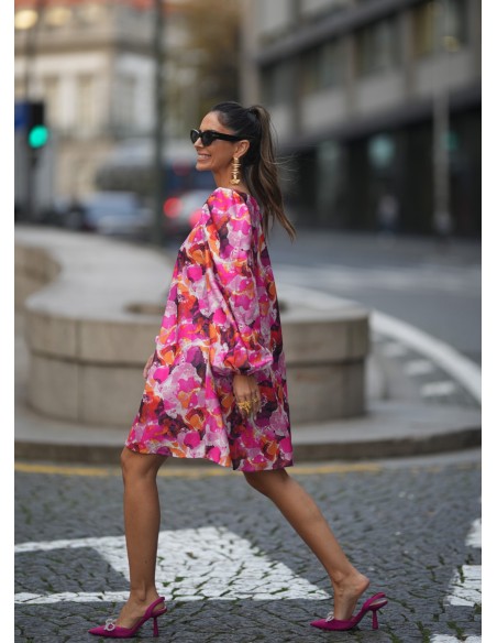 Vestido corto con estampado floral en tonos rosas Vestido corto con estampado floral en tonos rosas