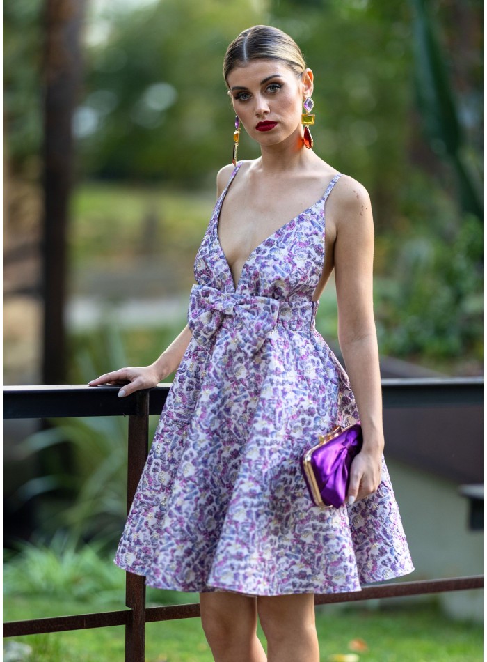 Robe courte imprimée avec décolleté plongeant
