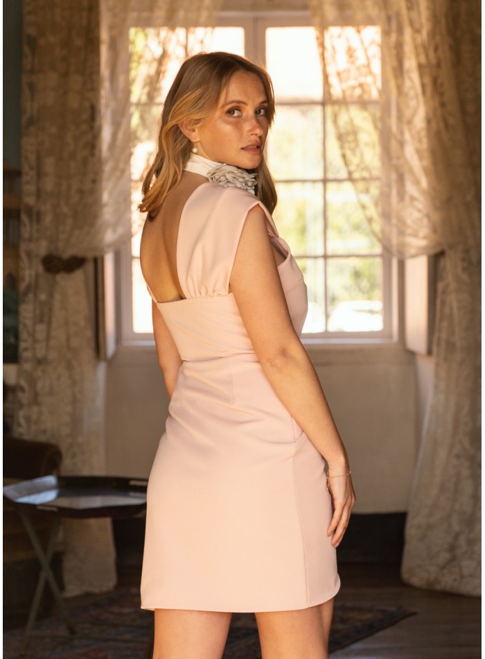 Robe courte rose à encolure carrée