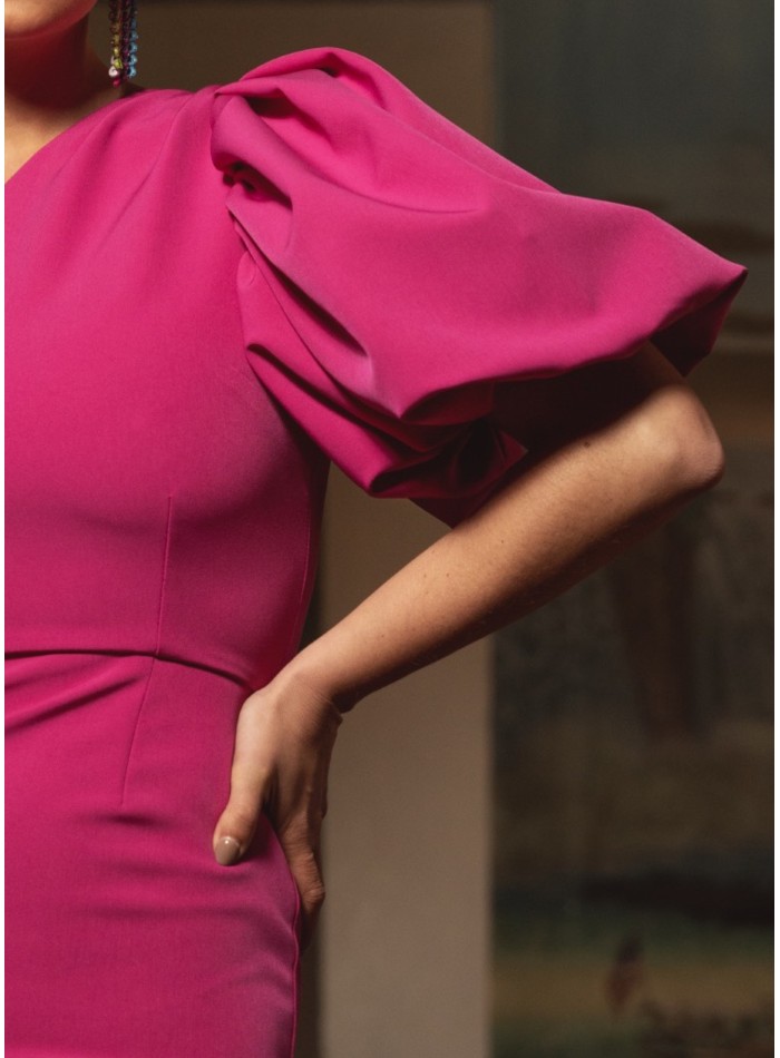 Vestido corto fucsia con escote asimétrico y manga abullonada