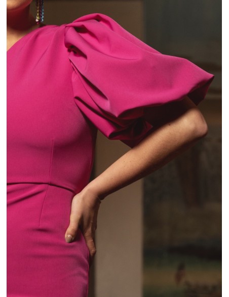 Vestido corto fucsia con escote asimétrico y manga abullonada Vestido corto fucsia con escote asimétrico y manga abullonada