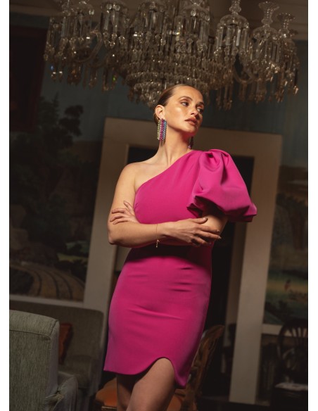 Vestido corto fucsia con escote asimétrico y manga abullonada Vestido corto fucsia con escote asimétrico y manga abullonada