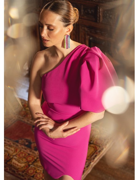 Vestido corto fucsia con escote asimétrico y manga abullonada Vestido corto fucsia con escote asimétrico y manga abullonada