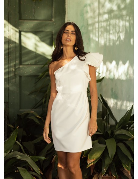 Robe blanche courte à encolure asymétrique