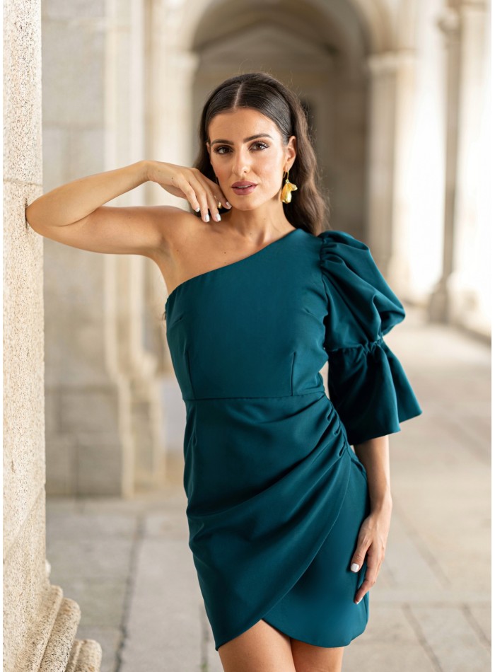 Robe courte verte à encolure asymétrique
