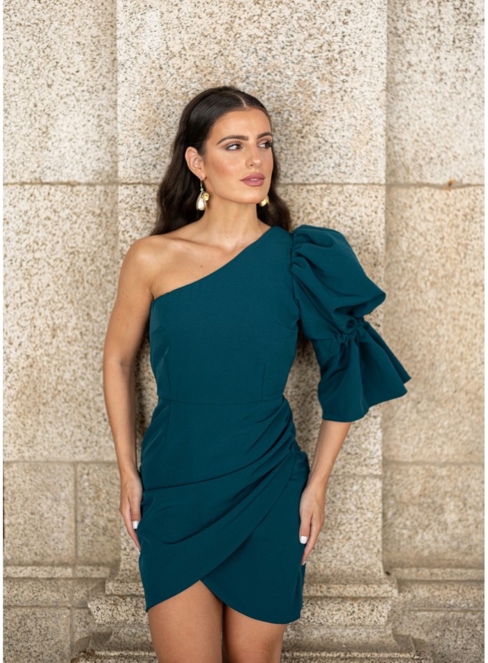 Vestido corto verde con escote asimétrico