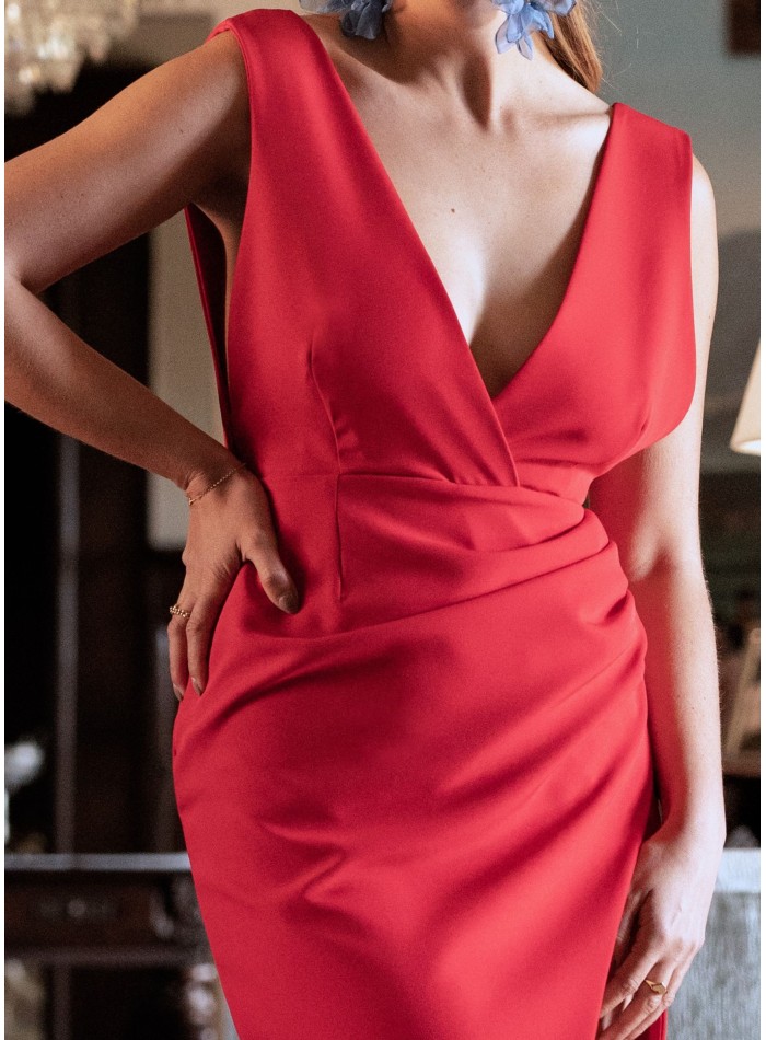 Robe midi rouge à décolleté plongeant