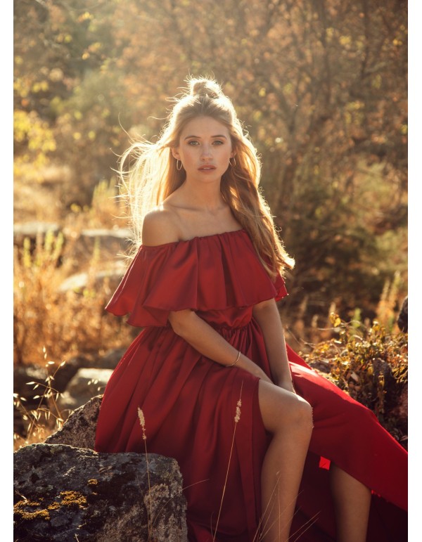 Vestido largo rojo con escote palabra de honor