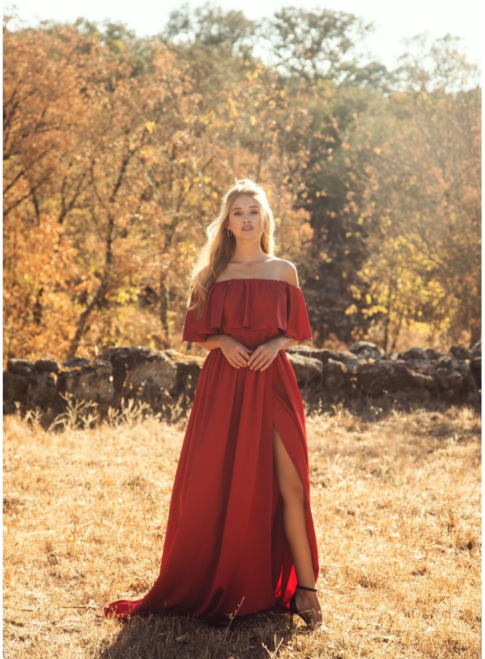 Vestido largo rojo con escote palabra de honor