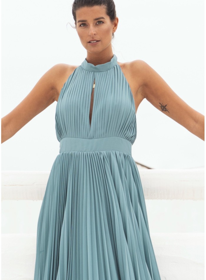 Vestido plisado verde agua con escote halter