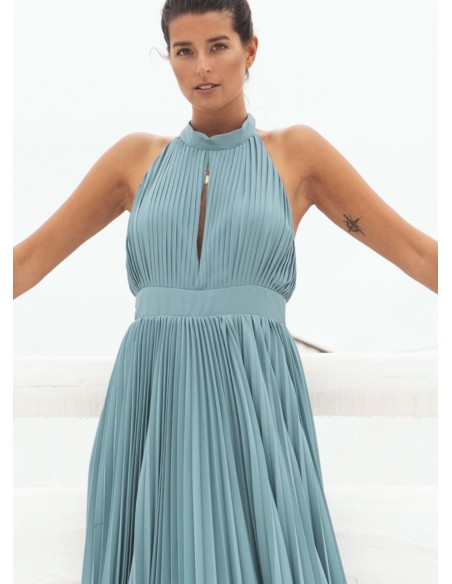 Robe plissée vert d'eau avec encolure dos nu