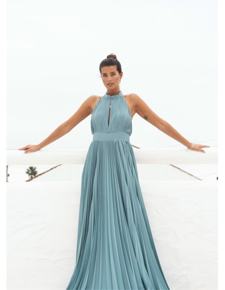 Vestido plisado verde agua con escote halter