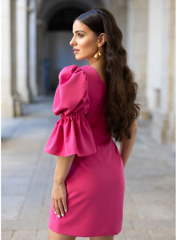 Robe courte fuchsia à encolure asymétrique