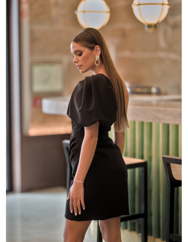 Vestido corto negro con manga abullonada 2