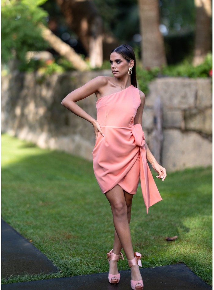 Robe courte saumonée avec fleur