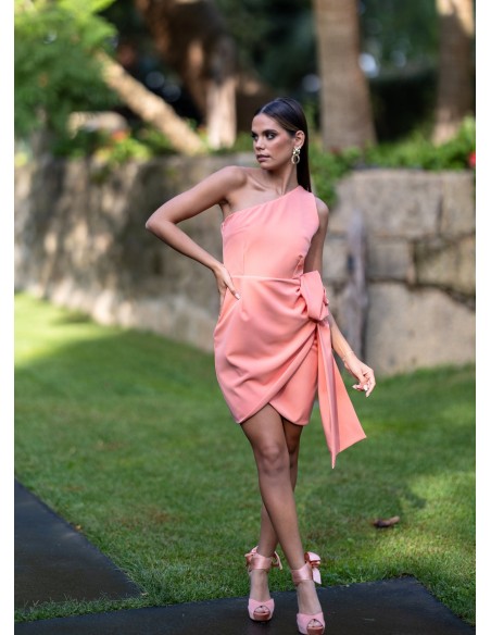 Vestido corto salmón con flor