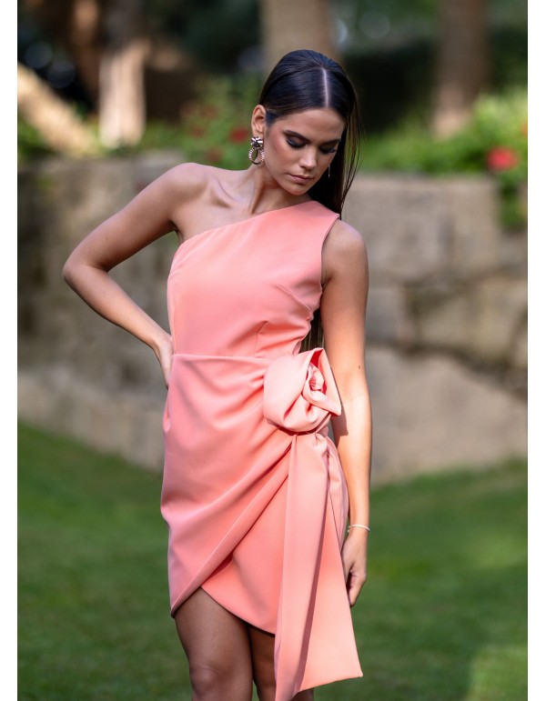 Robe courte saumonée avec fleur 2