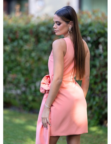 Robe courte saumonée avec fleur