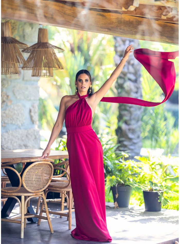 Longue robe rouge évasée avec cape