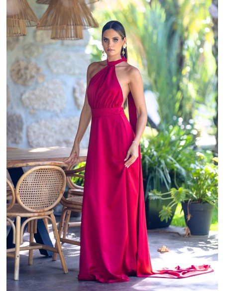 Longue robe rouge évasée avec cape